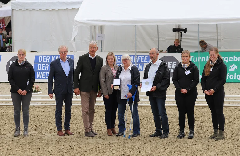 Gustav-Rau-Medaille für Fohlen-Retterin Ingrid Wiegmann | Holsteiner ...